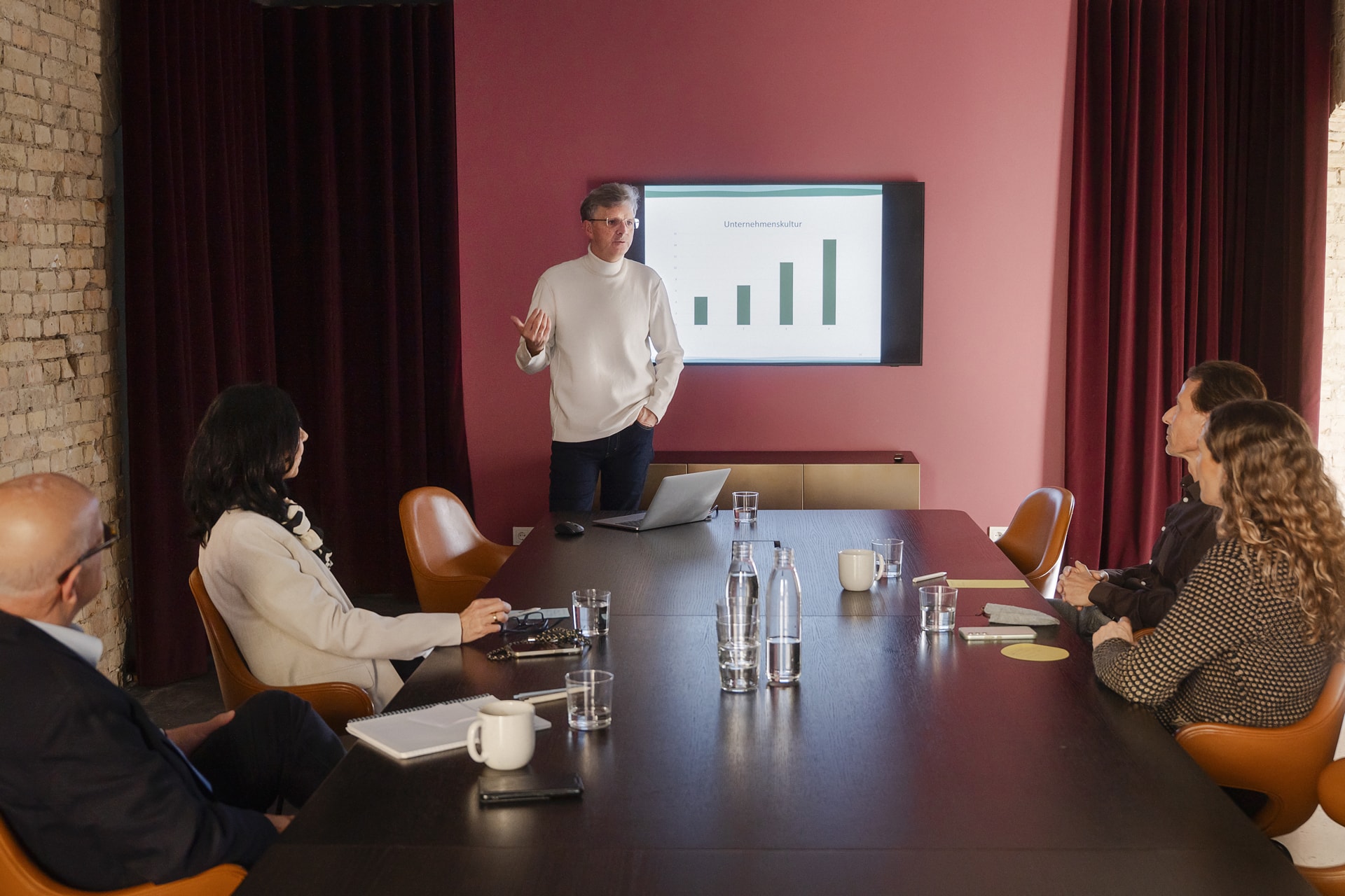 Impression aus einem Seminar für Gewaltfreie Kommunikation für Unternehmen. GfK-Trainer Harald Bischoff mit Flipchart und Teilnehmenden